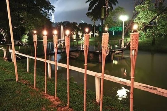Факелы оформления 115cm бамбуковые Tiki сада с мелькая банками масла металла пламени